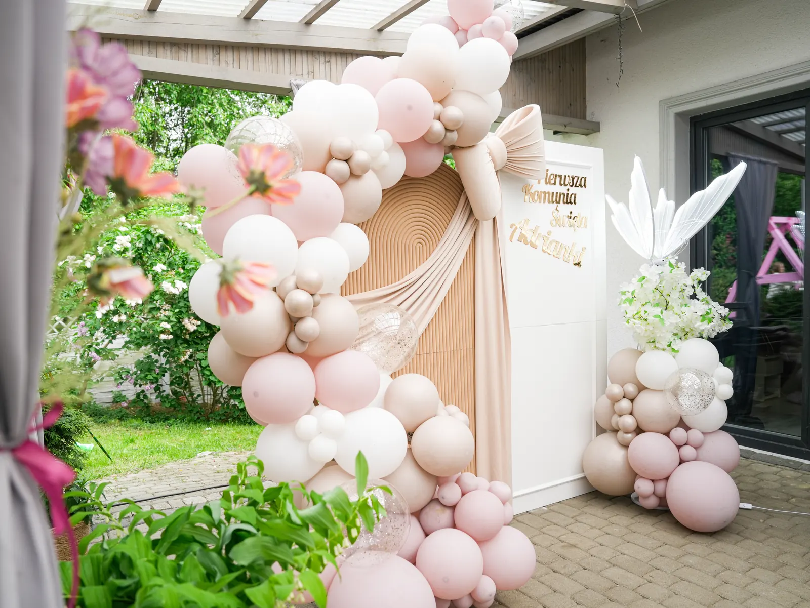Ścianka balonowa w ogrodzie przygotowana na przyjęcie komunijne