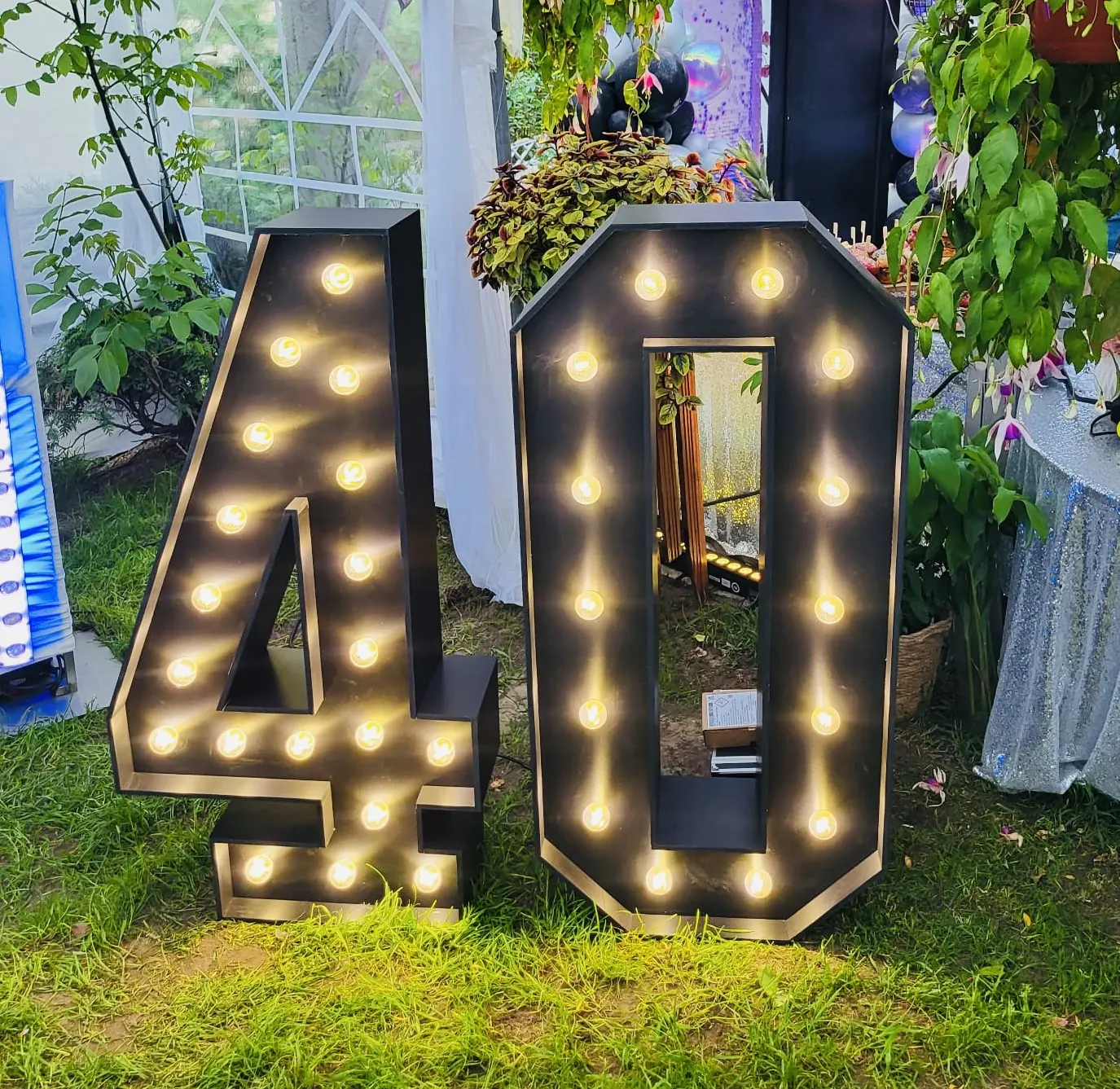 Świetlne cyfry 40 w zieleni na jubileuszu